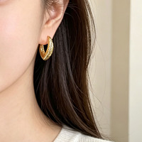 Boucles d'oreilles créoles huggie en or massif 18 carats, en forme de V, ajourées, texturées, à coupe diamant, creuses, pour femme, usage quotidien, fournisseur en gros d'or
