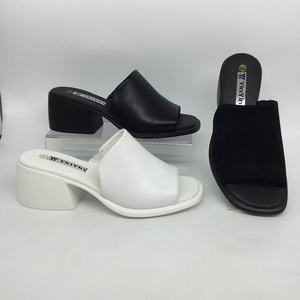 <span class=keywords><strong>Tacchi</strong></span> a Blocco Eleganti <span class=keywords><strong>e</strong></span> Alla Moda in Bianco <span class=keywords><strong>e</strong></span> Nero 2025 - Product Image 1
