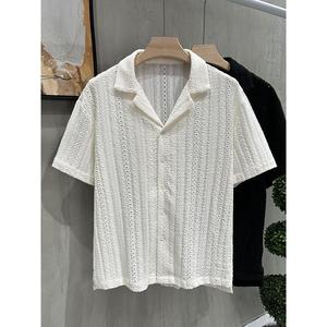 Chemise imprimée blanche ajourée à manches courtes pour homme, col carré, style rétro sud-américain, en soie glacée rafraîchissante, coupe ajustée, pour l'été - Product Image 1