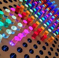 Tige acrylique colorée populaire jouets sensoriels jeux muraux panneau perforé LED bâtons PMMA multicolores tige de cheville acrylique colorée en plastique