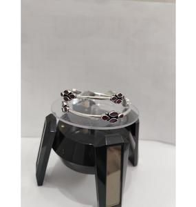 Pulseras de Plata Clásicas con Dijes para Mujer con Detalles Brillantes Delicados, Artesanía Refinada, para Amantes de la Moda Moderna - Product Image 1