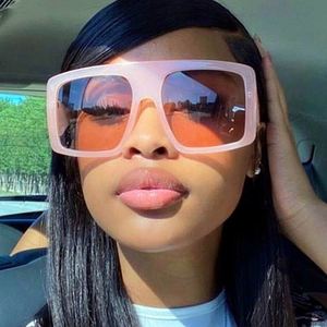 Vente en gros de lunettes de soleil carrées surdimensionnées de style rétro avec logo personnalisé, couleurs bonbons, protection UV400, pour femmes - Product Image 1