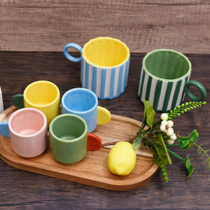 रिंग हैंडल के साथ रंगीन ग्राफिक ज्यामितीय स्ट्रिप्ड सजावटी सिरेमिक कॉफी मग - Product Image 3