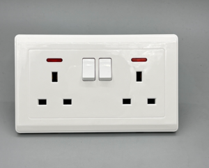 Interrupteur intelligent à double position de type 146, norme britannique, 13A, commande vocale (Google Home pour Alexa), Arabie Saoudite, Malaisie - Product Image 1