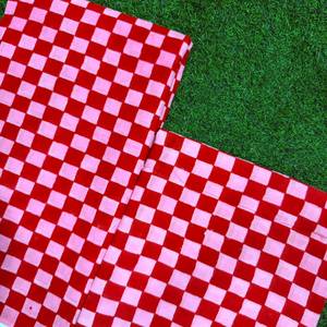 Tissu imprimé en coton rouge de qualité supérieure avec un motif à carreaux rose diamanté accrocheur et un motif carré géométrique répété - Product Image 6