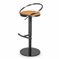 Tabouret de bar industriel avec assise en velours cognac, dossier en anneau métallique, repose-pieds en demi-lune gris anthracite, réglage en hauteur à vérin, pour la maison