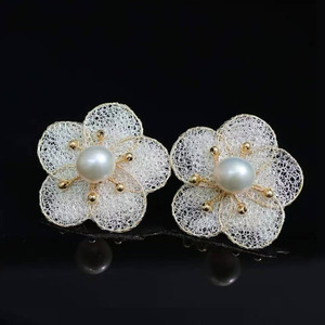 Pendientes de Perlas Florales con Diseño Original en Oro de 14K, Artesanía Italiana en Encaje Metálico, Perlas de Agua Dulce de 9-10mm con Alto Brillo - Product Image 2