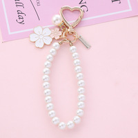 Nouvel accessoire mignon en alliage avec petite fleur blanche et lettres, porte-sac et porte-clés orné de perles