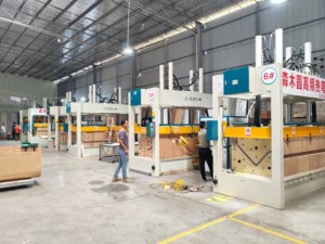 Tonsing CNC scie à ruban automatique pour <span class=keywords><strong>planche</strong></span> courbe CNC routeur peu machine à scier le bois massif - Product Image 5