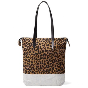 Sac à main imprimé léopard réutilisable à la mode avec logo personnalisé, sac fourre-tout unisexe en coton imprimé léopard, sac à main imprimé shopping - Product Image 1