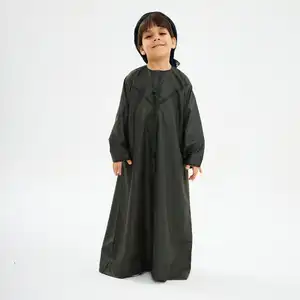 8093 prodotti caldi nuovo stile nero Dubai musulmani abbinati alla famiglia abiti islamici bambino Thobes Kandora per la preghiera