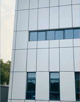 Panneaux en aluminium sur mesure résistants aux intempéries pour les extérieurs de villas ; panneaux de bardage en aluminium revêtus de PVDF pour les façades commerciales