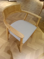 Fauteuil moderne de style nordique avec cadre en bois de frêne blanc et coussin en cuir souple pour le salon