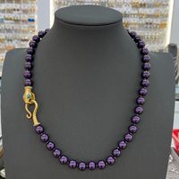 Collier de luxe gothique avec fermoir tête de serpent en laiton, perles violet foncé et finition plaqué or mat, vente en gros