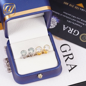 Boucles d'oreilles clous en moissanite, taille brillant rond, sertissage clos, plaqué or 18 carats, argent 925, classiques, unisexes, pour usage quotidien - Product Image 4