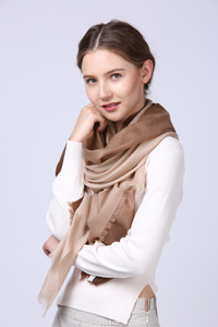 Châle de luxe personnalisé en laine mérinos pour femme, nouveau modèle bicolore 100% laine d'agneau, grande taille, étoles à pompons tendance - Product Image 2