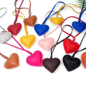 Bolso <span class=keywords><strong>de</strong></span> cuero <span class=keywords><strong>de</strong></span> dibujos animados colgante llavero elegante corazón encanto para mochila y bolso decoración bolsa promocional Accesorios - Product Image 6