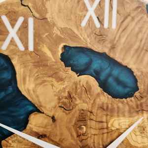 Elegante Reloj de Pared de Resina y Madera, Contemporáneo, Hecho a Mano, Duradero, Elegante y Funcional, Perfecto para Sala de Estar o Dormitorio - Product Image 5