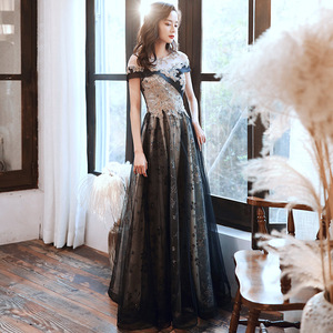 A-line Jewel Neck Sweep / Brush Train Lace / Tulle manica corta <span class=keywords><strong>abiti</strong></span> <span class=keywords><strong>da</strong></span> sposa formali neri <span class=keywords><strong>su</strong></span> <span class=keywords><strong>misura</strong></span> con applicazioni - Product Image 2