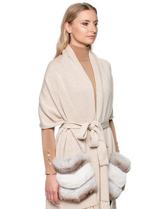 Chal de Cachemira Beige con Bolsillos de Piel de Chinchilla y Flecos, Abrigo de Cachemira Tejido, Chal de Piel, Envoltura Larga de Cachemira para Boda, para Mujer - Product Image 3