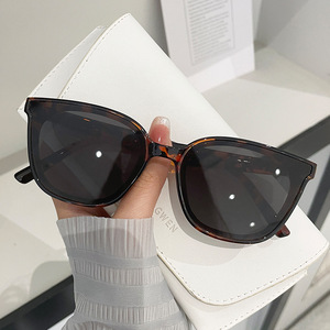 Gafas de sol Gm para mujer, montura de PC, lentes de resina, protección Uv400, tipo 3, estilo cuadrado pequeño, Yc8913 F4 - Product Image 5