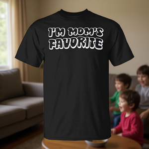Camiseta sarcástica con el mensaje 'Soy el favorito de mamá' - Product Image 3