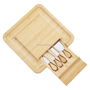 Grande bordo di formaggio di bambù ecologico popolare con Set di coltelli in acciaio inossidabile e Logo Laser per servire strumenti di formaggio da taglio - Product Image 4