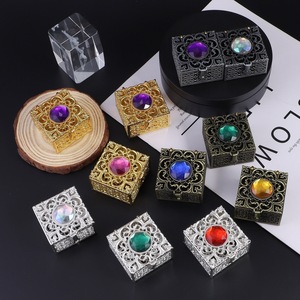 Boîte à bijoux rétro style cour, en alliage creux, avec strass, en alliage de zinc plaqué, boîte de rangement et d'emballage cadeau - Product Image 1