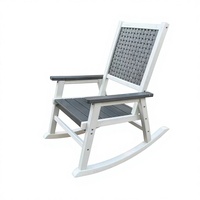 Fauteuil à bascule d'extérieur en PEHD résistant aux intempéries avec dossier et accoudoirs tressés, durable et nécessitant peu d'entretien pour jardin et terrasse