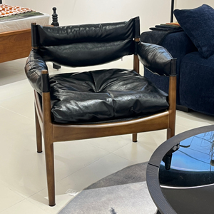 Fauteuil en cuir de style italien moderne, structure en bois massif, fauteuil d'appoint luxueux, fauteuil rembourré noir pour salon, hôtel - Product Image 1