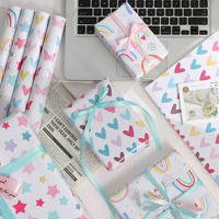 Papier cadeau mignon à motifs arc-en-ciel et cœurs - Imprimé papillons et étoiles aux couleurs pastel, emballage cadeau Kawaii pour anniversaire et fête d'enfants