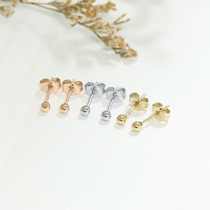 Orecchini a perno minimalisti a sfera piccola in acciaio inossidabile placcato oro 14k per piercing alla cartilagine, gioielli da donna alla moda - Product Image 3