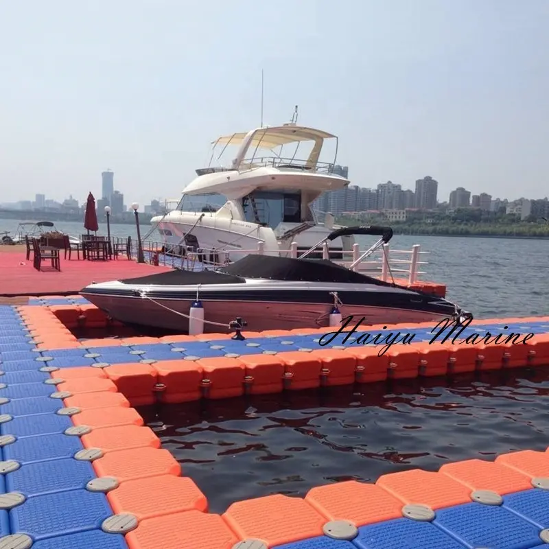 На водной платформе пластиковая лодка гидроцикл плавающие кубики
