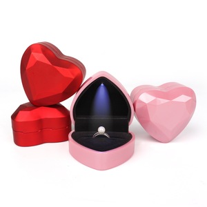 <span class=keywords><strong>Boîte</strong></span> cadeau de bijoux avec logo personnalisé <span class=keywords><strong>boîte</strong></span> de <span class=keywords><strong>mariage</strong></span> en forme de cœur <span class=keywords><strong>bague</strong></span> de la Saint-Valentin <span class=keywords><strong>boîte</strong></span> à bijoux pour proposition de <span class=keywords><strong>mariage</strong></span> - Product Image 2