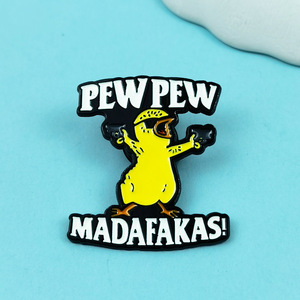 Broche de dibujos animados de pollo amarillo con letras inglesas personalizadas y diseño de doble pistola, insignia para ropa y bolsos - Product Image 2