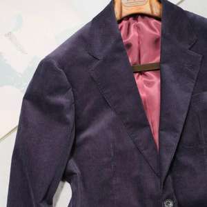 <span class=keywords><strong>Blazer</strong></span> en <span class=keywords><strong>velours</strong></span> côtelé violet pour <span class=keywords><strong>homme</strong></span>, coupe ajustée, style décontracté chic, avec doublure rose, pour le quotidien professionnel. - Product Image 1