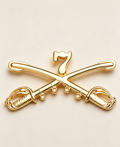 ตราสัญลักษณ์โลหะรูปดาบไขว้กองทหารม้าที่ 7 แบบกำหนดเอง ชุบนิกเกิลสีทอง ตราเข็มกลัดติดปกเสื้อทหารม้าสหรัฐฯ - Product Image 3