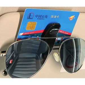 Clip pour lunettes de soleil à fixer sur la visière de voiture avec porte-carte, ajustement universel - Product Image 1