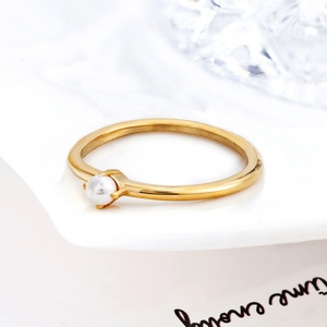Anillo Delicado de Acero Inoxidable Chapado en Oro con Perla de Agua Dulce para Mujer - Product Image 5