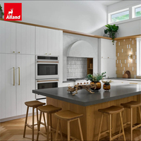 Allandcabinet Fabricant d'armoires en bois, ensemble d'armoires de cuisine personnalisées en forme de U, style shiplap blanc, pour une petite cuisine