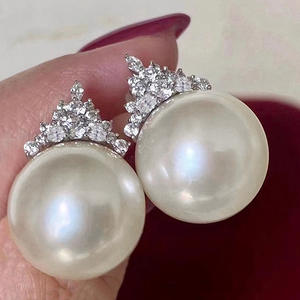Boucles d'oreilles clous en perles Akoya E3632, or blanc, perles de culture rondes AAA, design couronne, bijoux de mariage pour femme, or 18 carats - Product Image 4