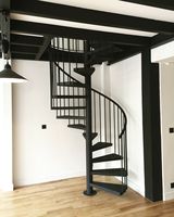 Escalier en colimaçon métallique sur mesure pour l'accès aux greniers de petits clubs commerciaux – Construction