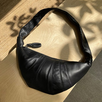 Sac Croissant Sophistiqué en Cuir d'Agneau Première Couche de Qualité Supérieure ; Style Urbain Décontracté et Pratique pour le Travail
