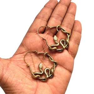 Boucles d'oreilles en laiton avec motif de serpent, sculpture en métal, bijoux antiques en forme de serpent exagéré - Product Image 3