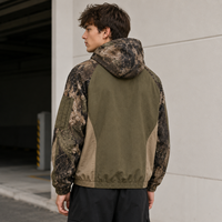 Veste à capuche personnalisée IKDEER en patchwork camouflage, broderie multicolore en tissus variés pour marque streetwear, commande en gros