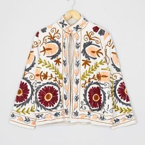 Chaqueta de Terciopelo Tradicional Bordada Suzani para Mujer, Estilo Bohemio Floral de Lujo, Ideal para Festivales, Venta al Por Mayor - Product Image 1
