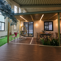 Studio de jardin préfabriqué moderne avec porte coulissante en verre, grande fenêtre et terrasse pour chambre d'amis dans la cour