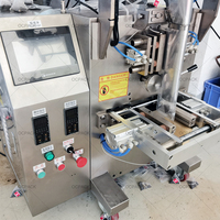 Machine d'emballage multifonctionnelle pour sachets de thé en forme de pyramides triangulaires en nylon, avec motif floral intérieur et feuilles de thé intérieures et extérieures