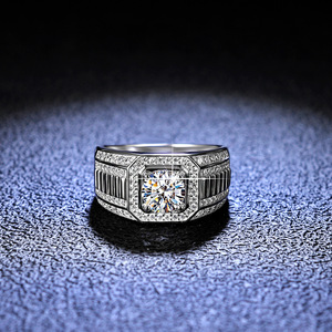 C & J Simples Grande Pedra Europeia S925 Sterling Silver VVS 1 quilate Moissanite Diamante 14k Ouro Branco Moissanite Anéis para homens - Product Image 3
