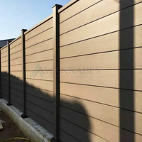 Clôture de Jardin Extérieure de 1,8 m en Bois Composite (WPC) avec Cadre en Alliage d'Aluminium, Bois Traité sous Pression Naturel pour Clôtures de Ferme et Aménagement Extérieur